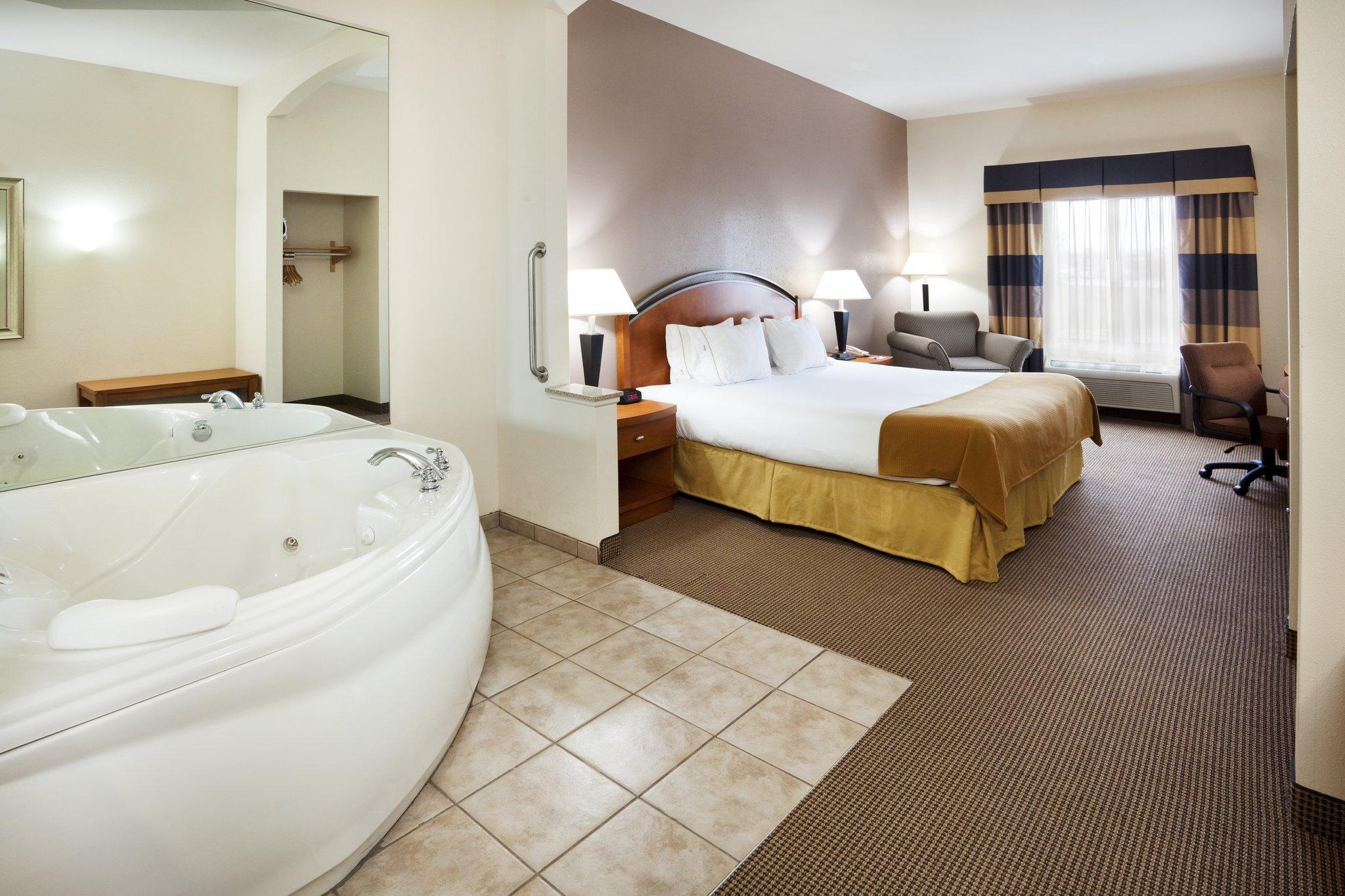 Holiday Inn Express Forest City By Ihg Habitación foto