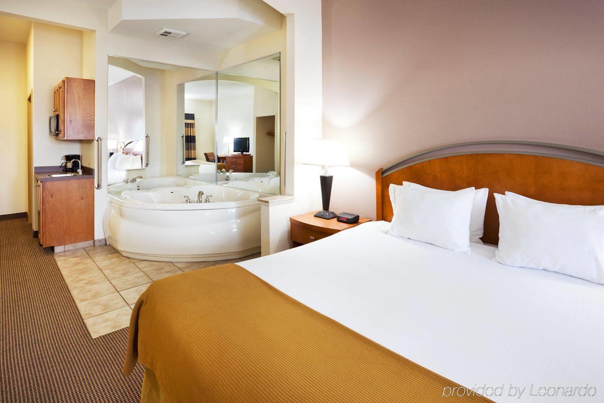 Holiday Inn Express Forest City By Ihg Habitación foto